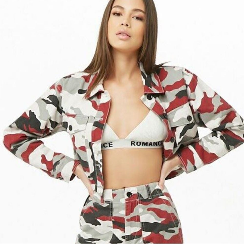 Forever 21 Cropped Camo Denim Jacket Women’s Medium